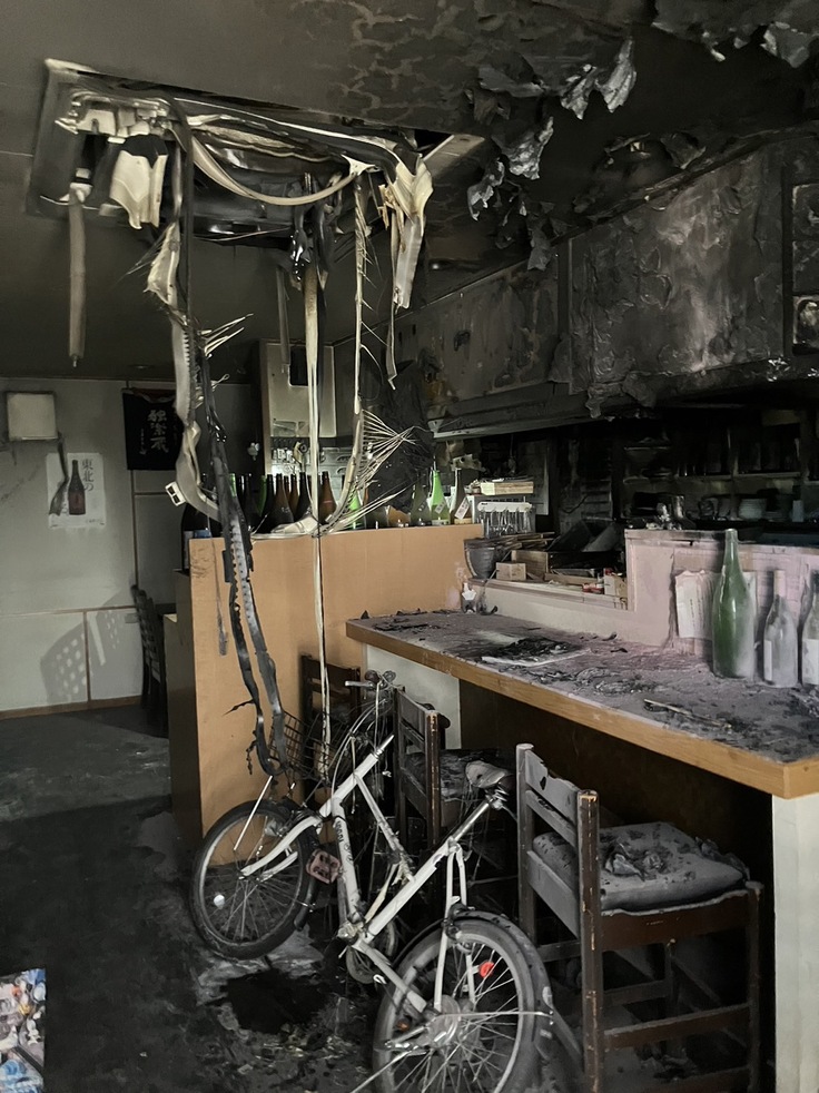 火事翌日の様子。上の空調が熱風で溶け下に垂れています。