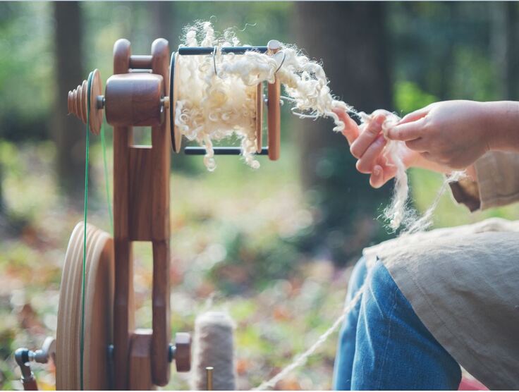 糸を紡いでいる様子