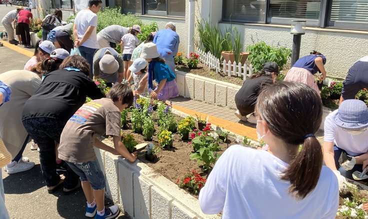 子どもと高齢者の花の植え替え