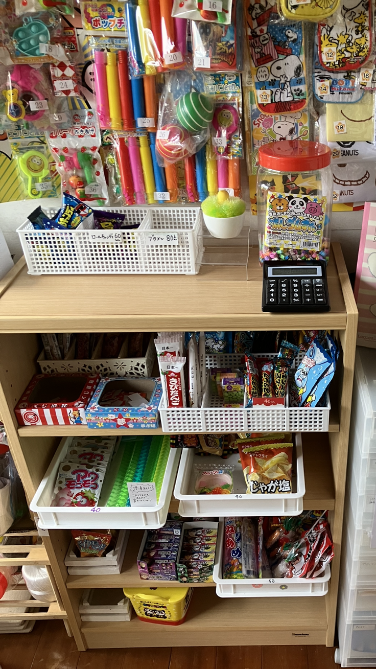 手作り感のある駄菓子屋さん（イメージ）
