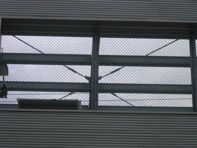 天板金網鉄骨組の上に補強設置