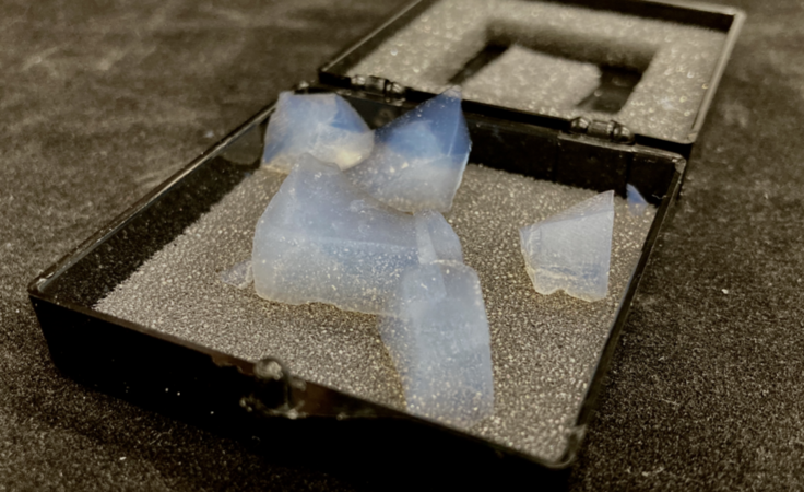 鵜沢信吾（D2）の研究であるエアロゲルの写真