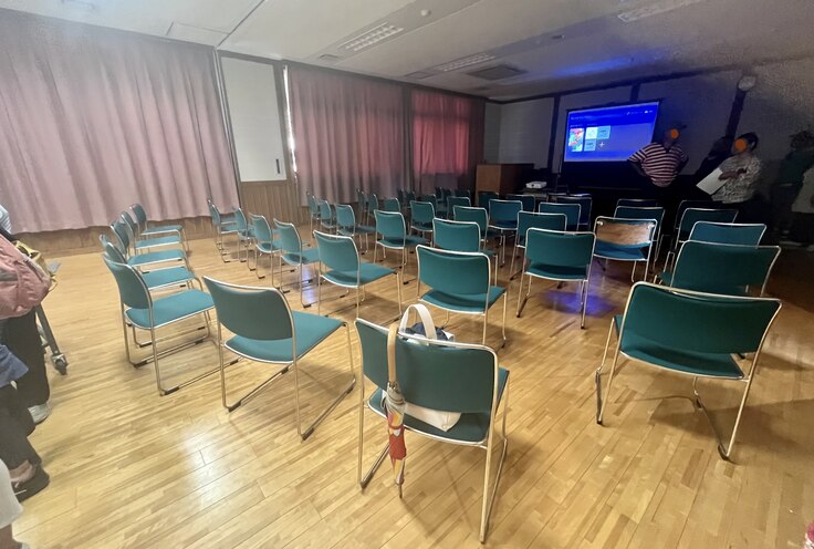 上映会前の会場の様子。客席の後方には延岡の尾形コーヒーさんがドリップコーヒーの販売を。