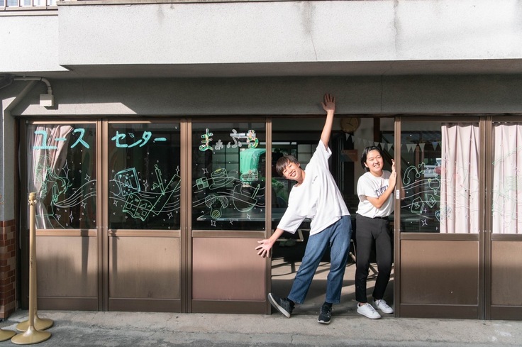 オープン初日、エアコンがない暑い部屋の中でも最高の笑顔を見せてくれた看板息子と看板娘