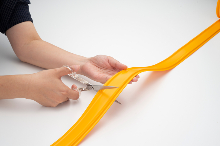 ココテープをはさみでカットしている写真