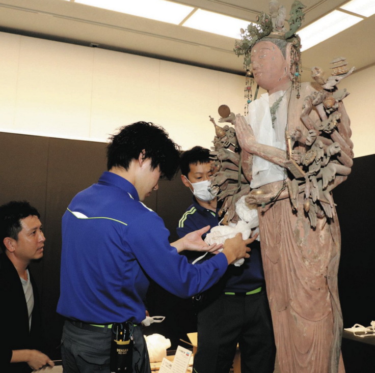 ＜みほとけのキセキⅡ＞　貴重な仏像、慎重に設置　浜松市美術館で準備