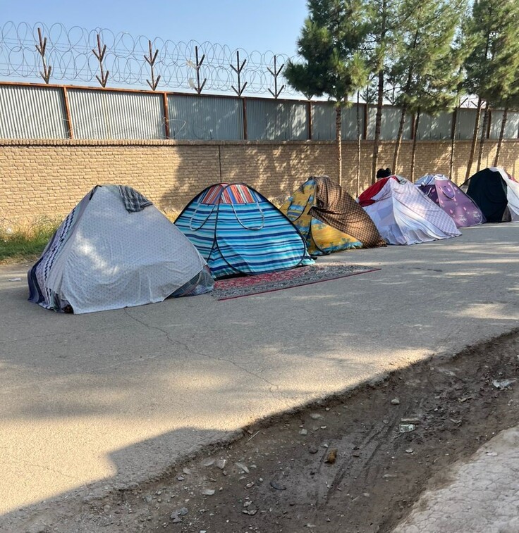 屋外の小さなテントに避難している被災者も