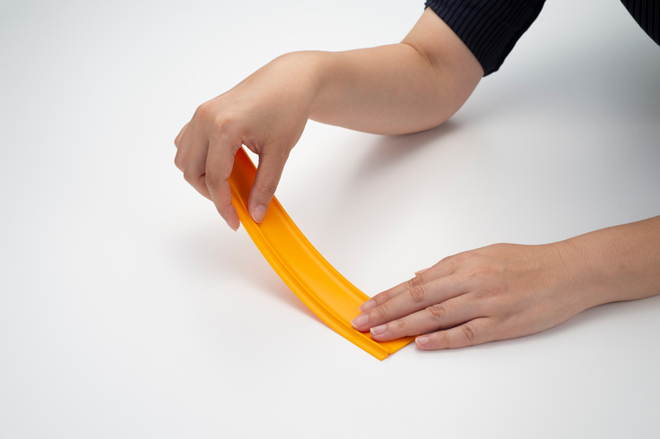 シートタイプのココテープを貼り付けている手元の写真