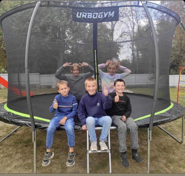 ウクライナの田舎町にトランポリンが届きました