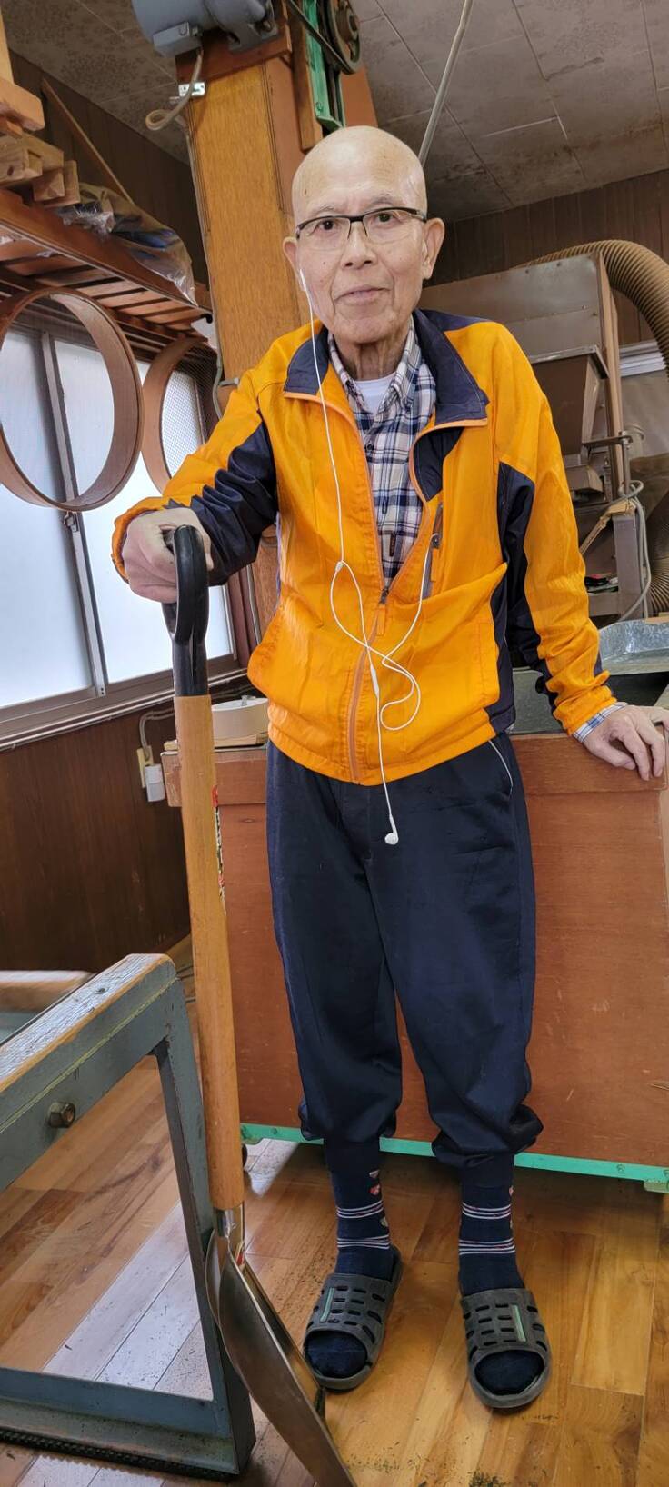 ２代目父が工場にて作業途中の休憩時間に