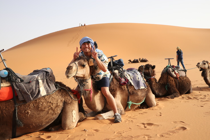 砂漠でラクダと夢のツーショット（モロッコ）