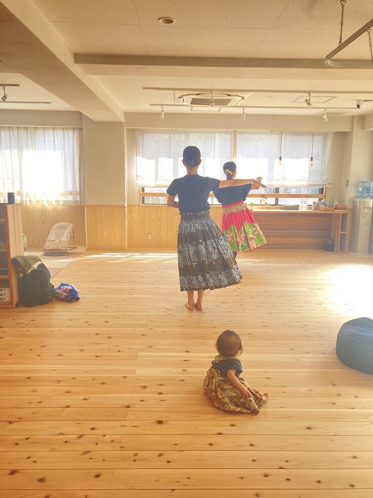 赤ちゃんも一緒にフラダンス