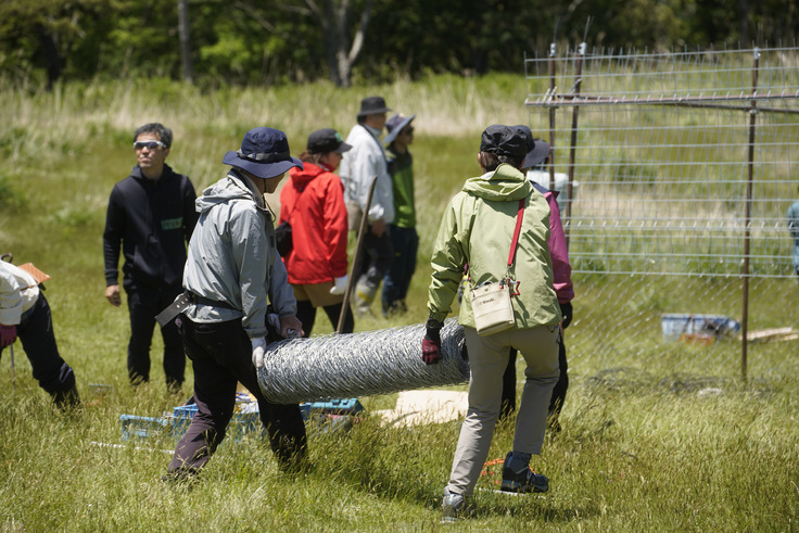 金属網を設置する様子