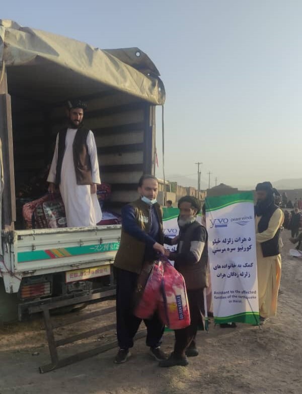 提携団体スタッフが毛布を配布する様子