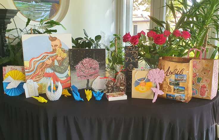 ウクライナの子ども達が描いた絵や折り紙のプレゼントなどが届きました