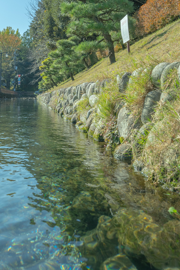 武家屋敷の面影を今に伝える堀