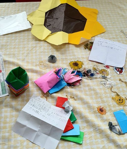 日本の子どもたちから届いた折り紙の作品などを、他の物資と共にウクライナの小学校へ送る