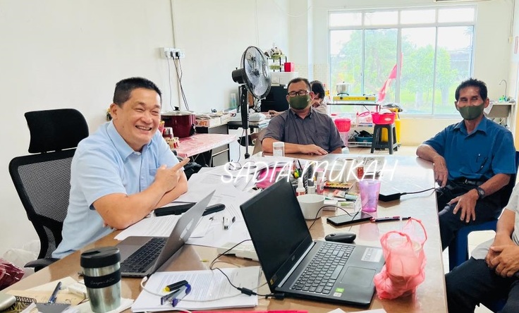 SADIA Mukahの重要な助っ人人権派弁護士（左端）との打ち合わせ