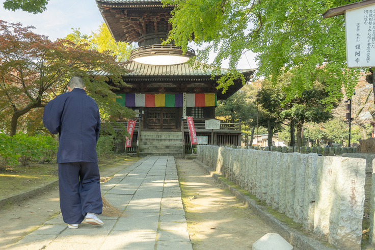 境内の落ち葉清掃