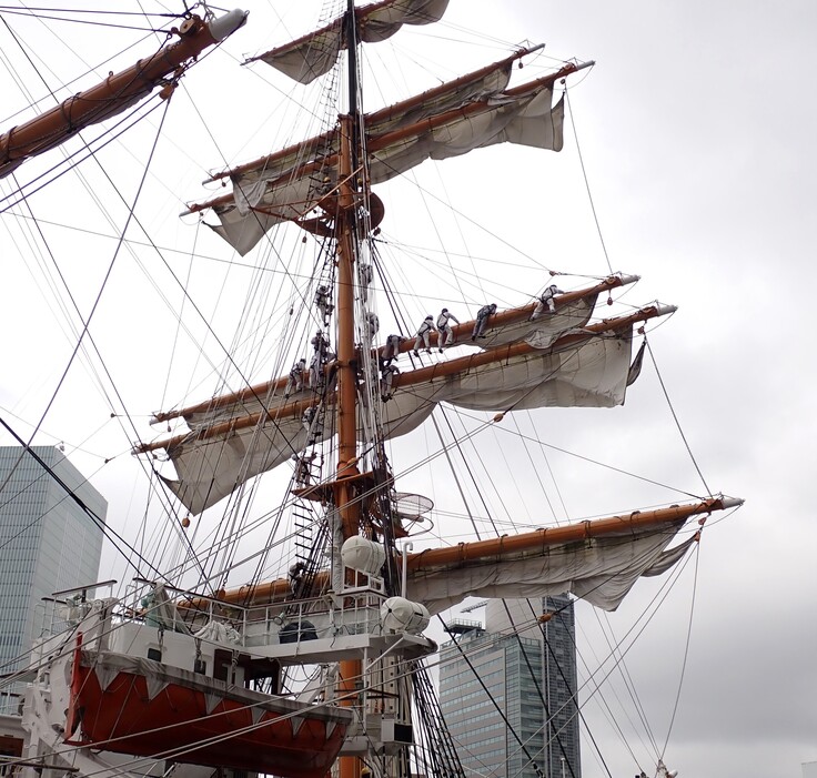 ボランティアのみなさんによる、帆を広げる作業　2023（令和5）年