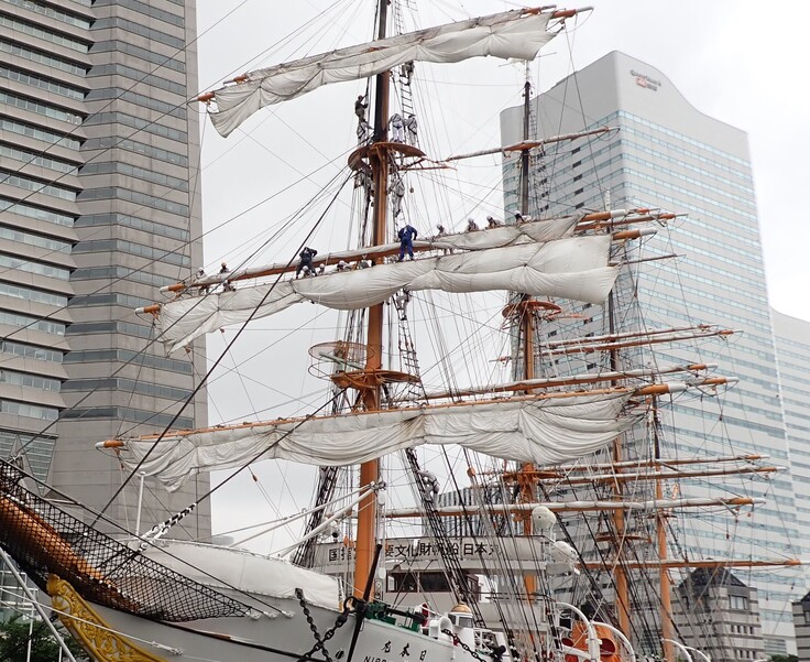 ボランティアのみなさんによる、帆を広げる作業　2023（令和5）年（2）