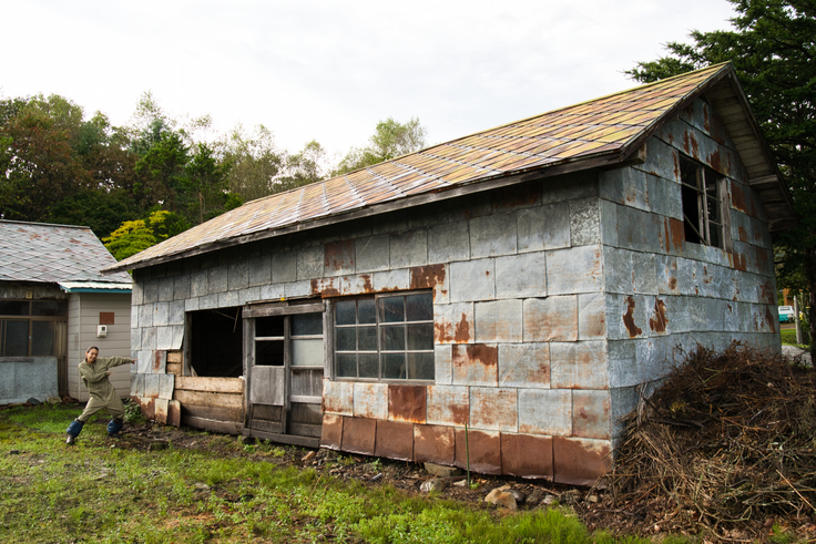 バールを使って骨組みまでにしました。