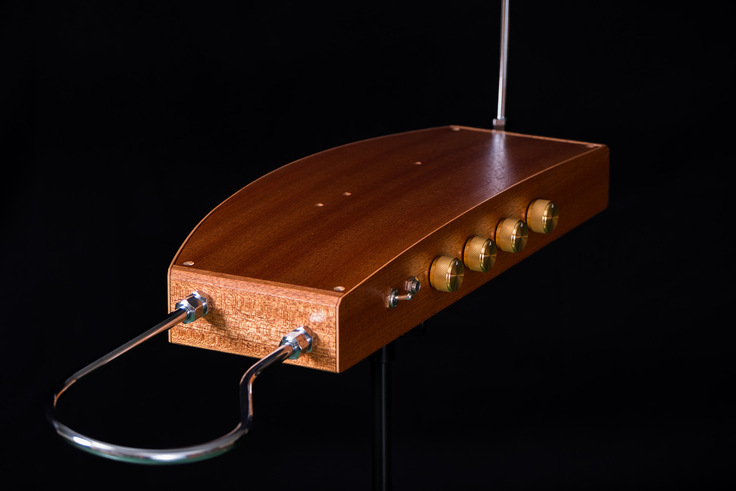 マホガニーの新テルミン筐体 / IKURU SUTO イクルデザイン