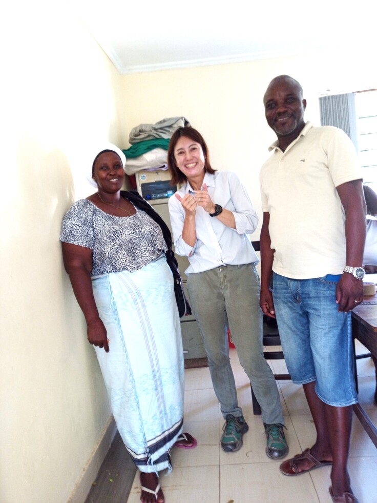 カシュー加工で頑張っているチョメさんとマリアムさん。すごく意欲的なので私がいつも励まされます。若くて元気とやる気があっていいなと思っていたら、なんと47歳と50歳。その気概に心打たれました！