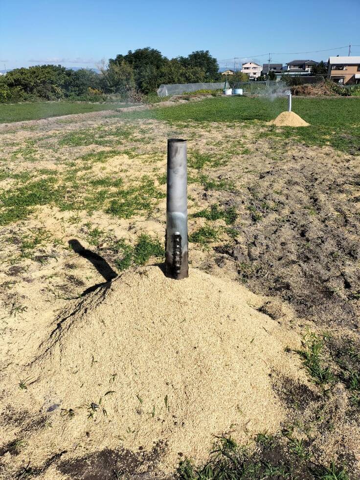 畑で撒く燻炭作り