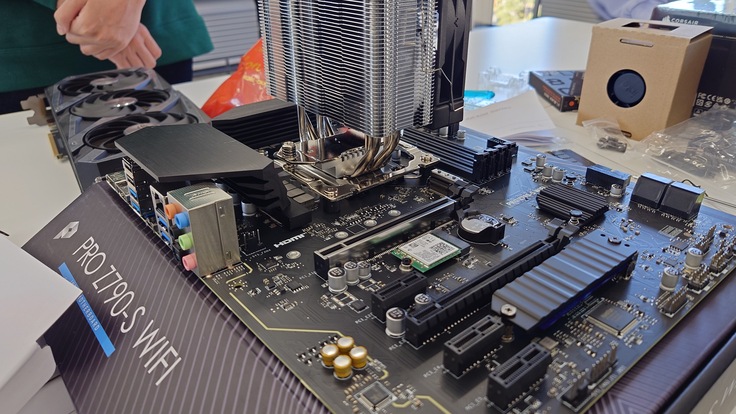 研究用パソコンの内部