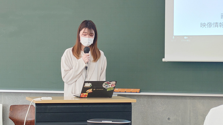 写真は初めて研究会で発表したときの様子です