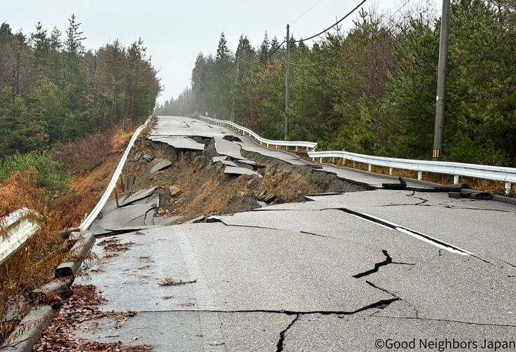 地震により陥没した道路