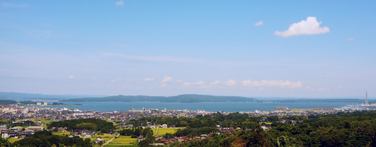 店内から眺める能登半島の風景