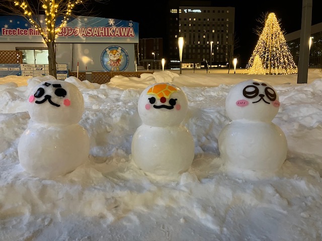 旭川駅前に設置されたスケートリンク横にいた、かわいい雪だるまたち