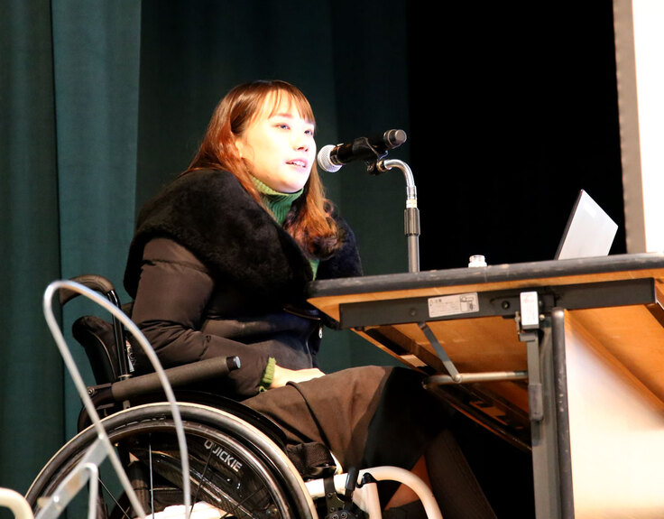 豆塚エリが講演会で話をしている様子の写真