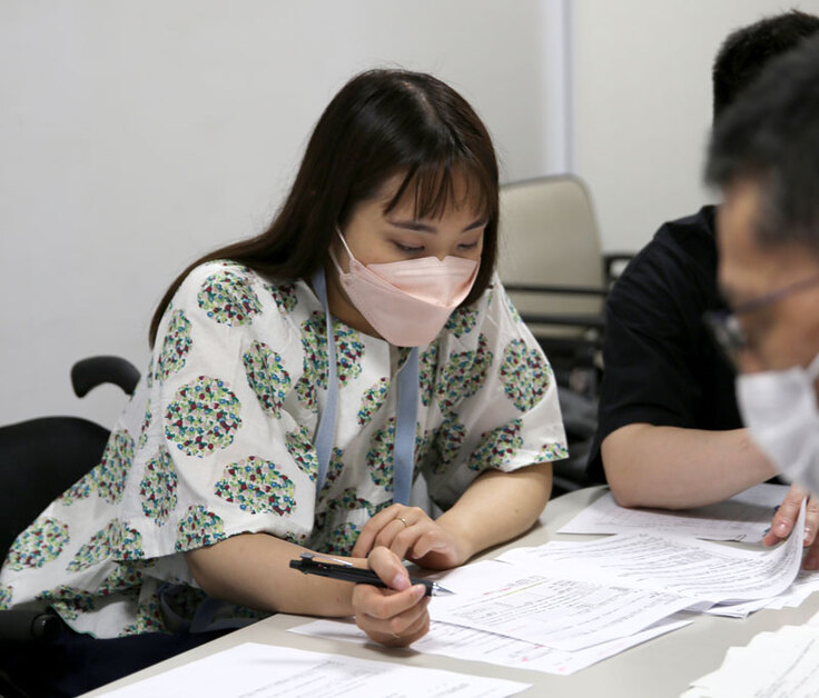豆塚エリが会議室で打ち合わせを行なっている