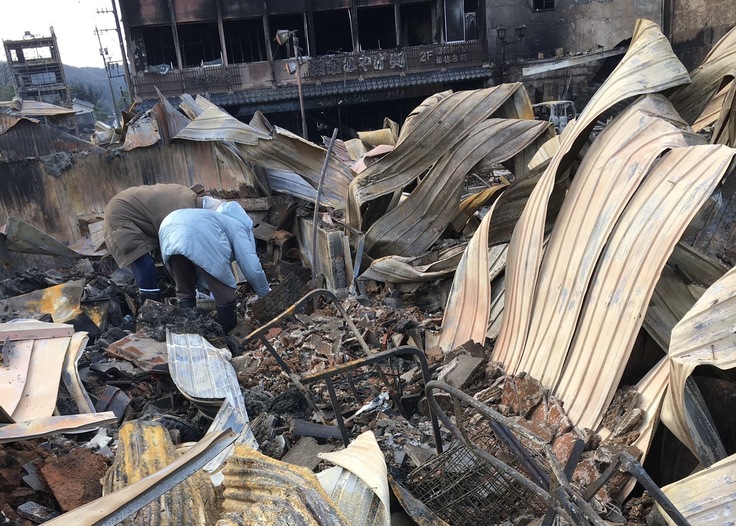 全焼した自宅、兼「ホシバ美容室」でハサミを探す母と父