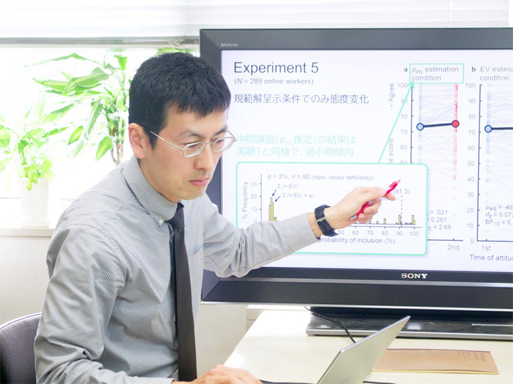 実験データを画面に映しながら説明しているプロジェクト実施者