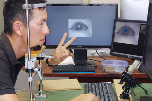 注意の実験に使う眼球運動測定装置を使っているようす