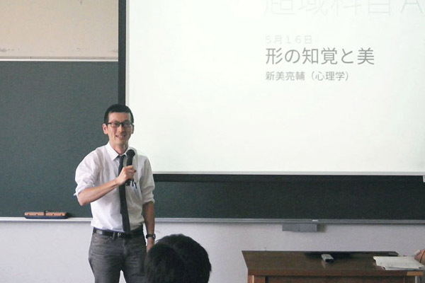 教室での授業のようす（「形の知覚と美」というタイトルの回）