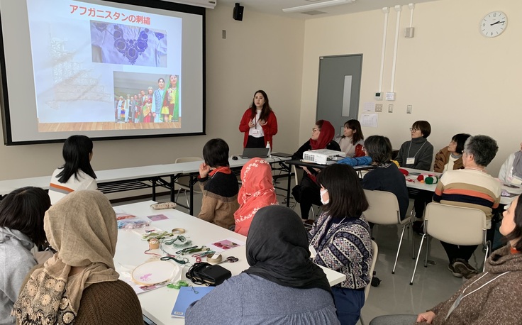 参加者の前で説明するAAR職員