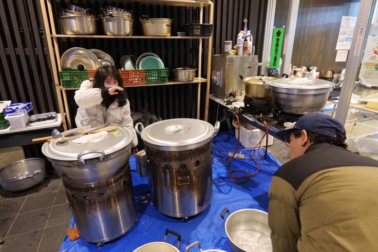 調理場で炊き出しの準備をする2人
