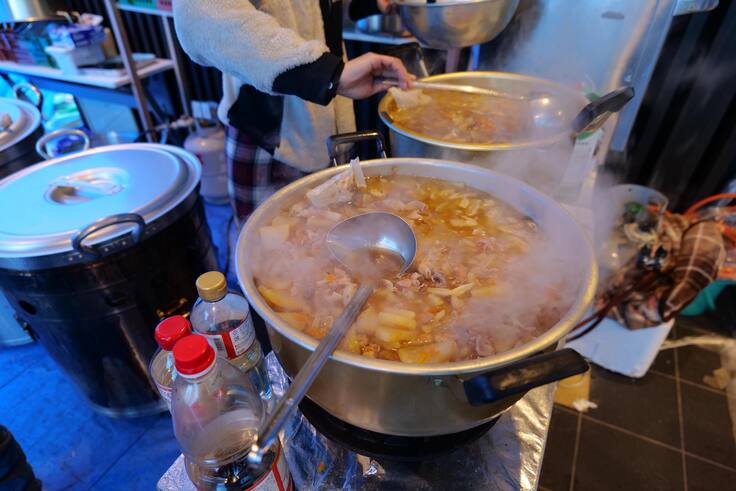 炊き出しのひとコマ(豚汁うどん)