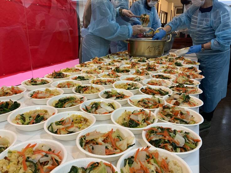 炊き出しのひとコマ(野菜のナムル)