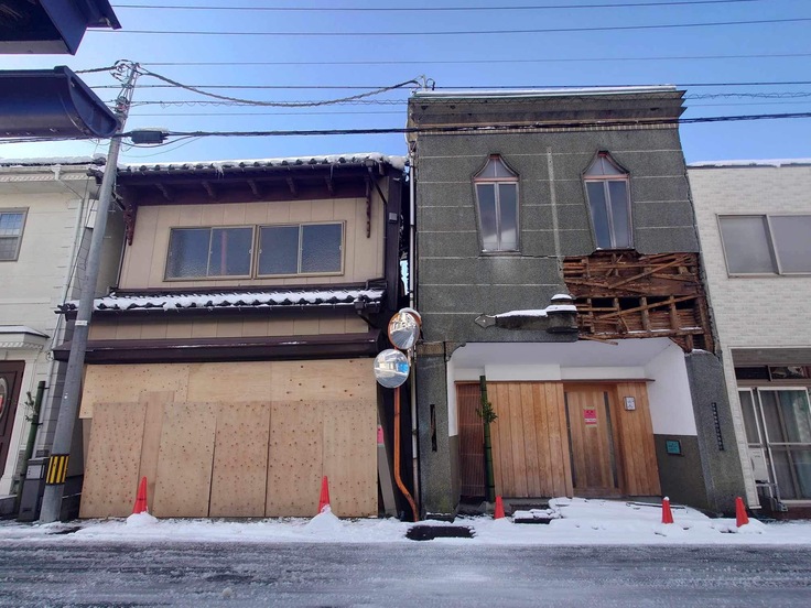 左/傾いてしまった建設中だった宿泊施設、右/被災後の「一本杉川嶋」