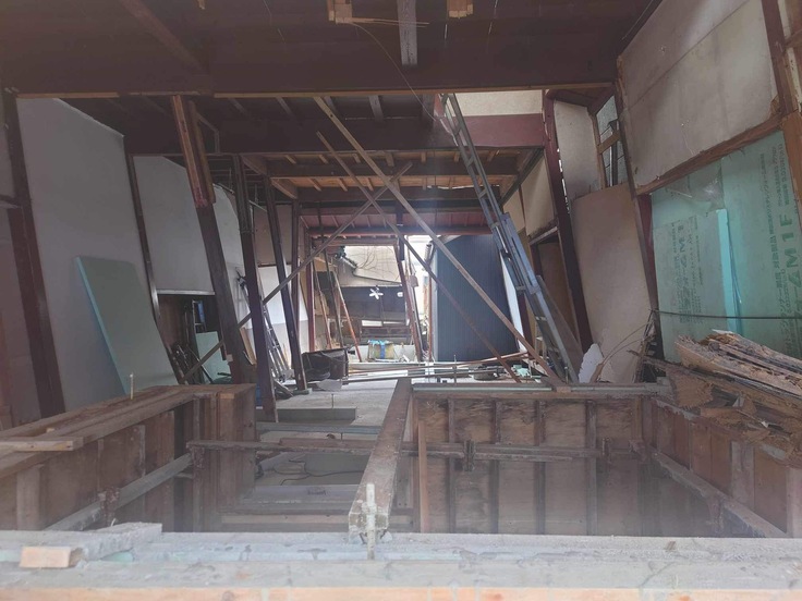 完全に傾いてしまった宿泊施設は解体が決定した