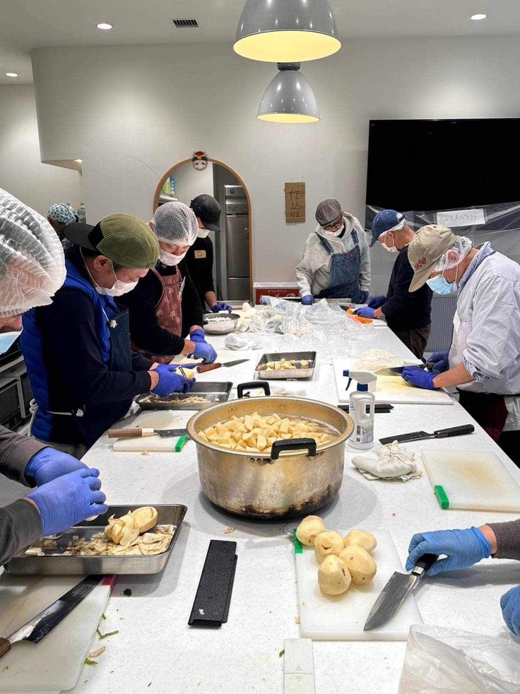 炊き出しの調理風景