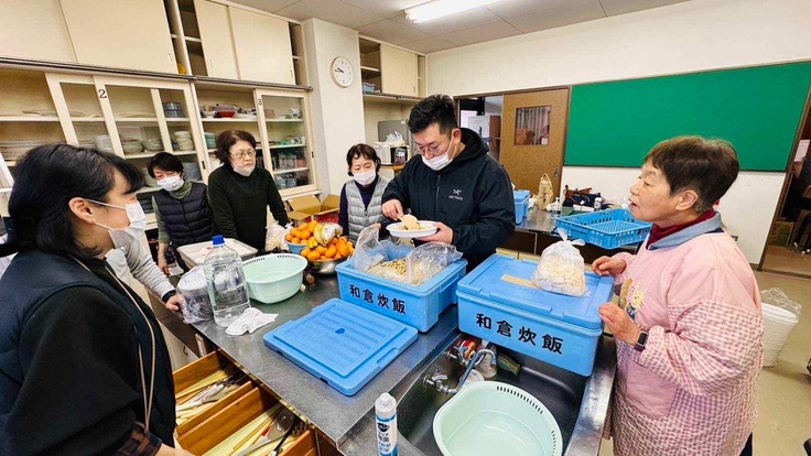 地元の方と協力して明るく炊き出しを行いました
