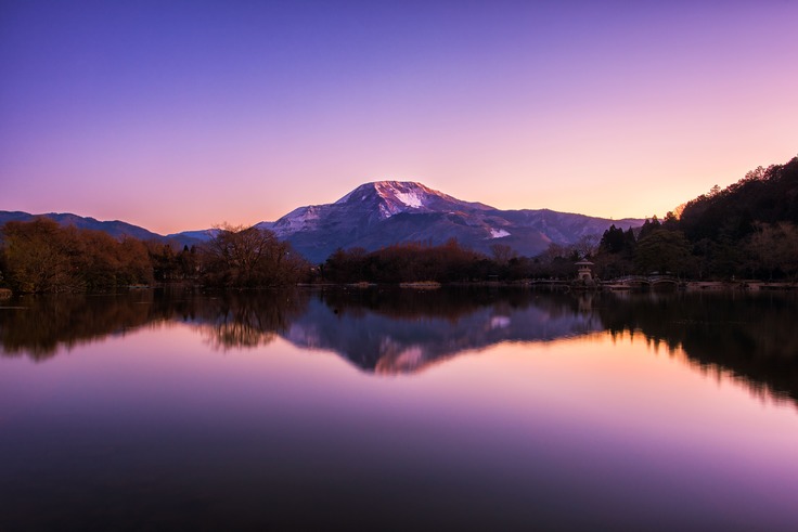 三島池から見た伊吹山