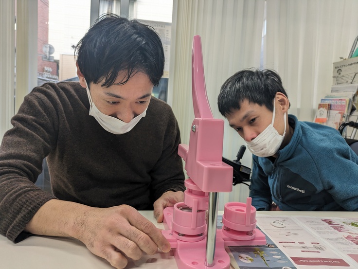 バッチマシンに材料を慎重にセット中!